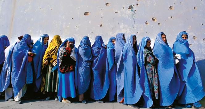 Niesławne błękitne burki stały się symbolicznym więzieniem Afganek.