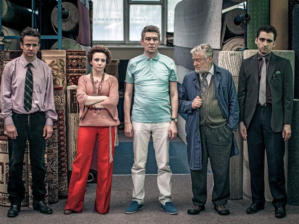 Dywanowa obsada „Kebaba i horoskopu”. Kierownik sklepu pośrodku.