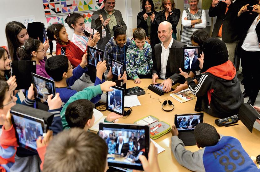 Pół roku temu premier Reifeldt rozdawał iPady uczniom z Husby.