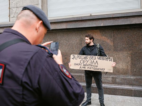 Jednoosobowy protest „Za Rosję bez cenzury”.
Na transparencie napis: „Orwell pisał antyutopie, a nie poradniki”.