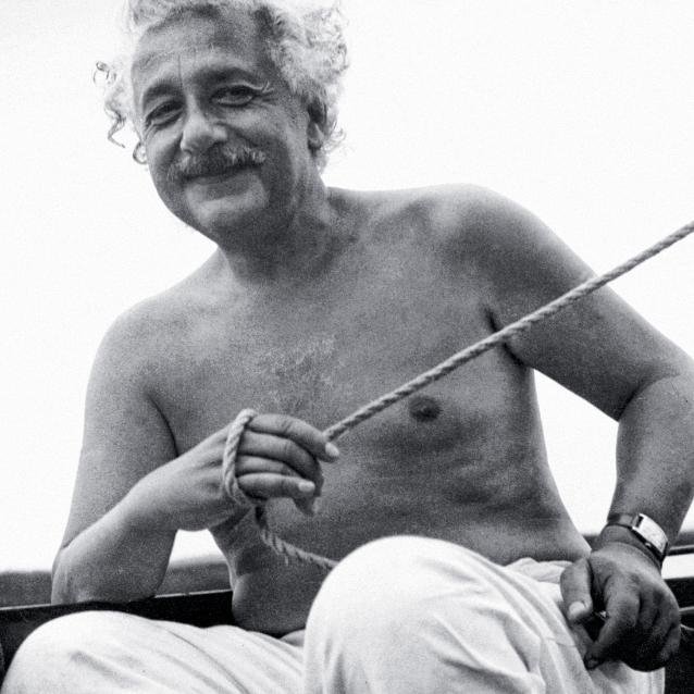 Albert Einstein żegluje po jeziorach w okolicach miejscowości Saranac Lake w stanie Nowy Jork, sierpień 1945 r.