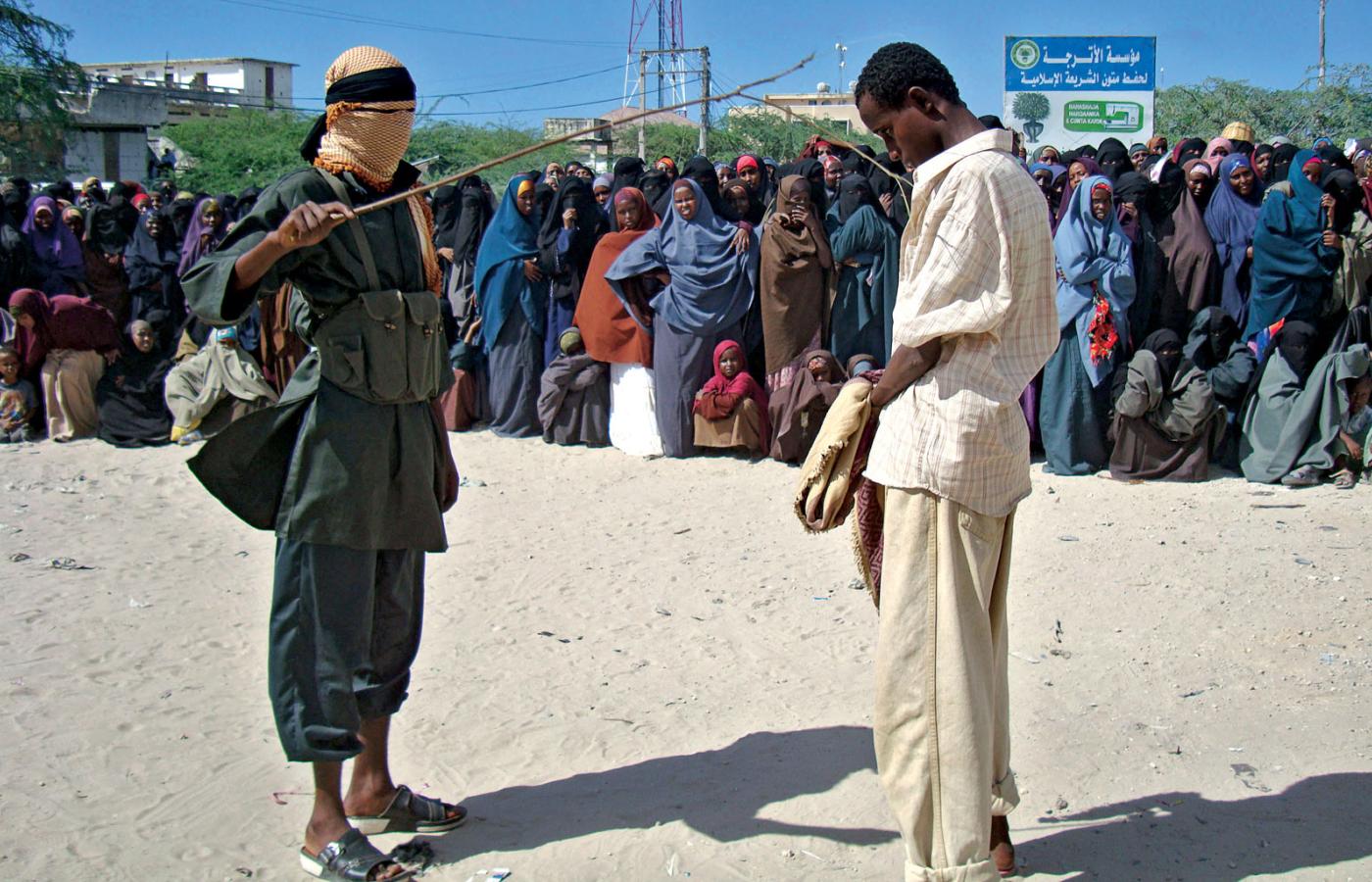 Pokaz działania prawa szariatu - przygotowanie do publicznego wychłostania człowieka przyłapanego na żuciu liści katu, popularnej używki w Somalii.