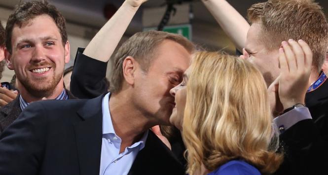 Donald Tusk z żoną Małgorzatą podczas wieczoru wyborczego.