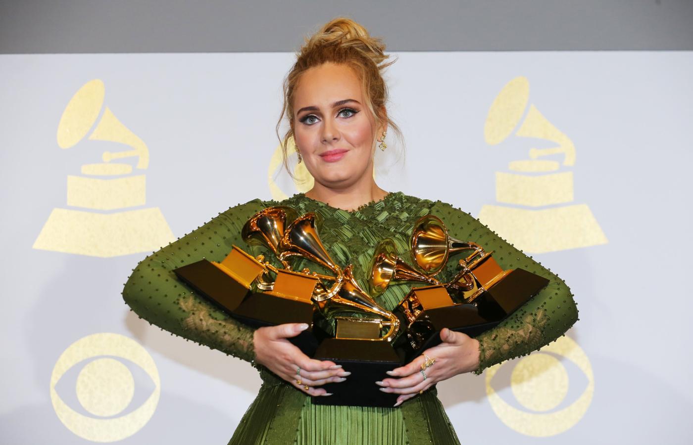 Adele ze swoimi statuetkami Grammy