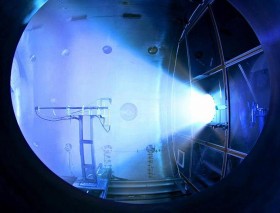 VASIMR. Silnik magnetoplazmowy o zmiennym impulsie właściwym. Argon jest w nim podgrzewany falami radiowymi. Powstała plazma płynie strumieniem ukształtowanym przez magnesy nadprzewodzące. Taki silnik ma zawieźć ludzi na Marsa. Czas podróży - 40 dni.