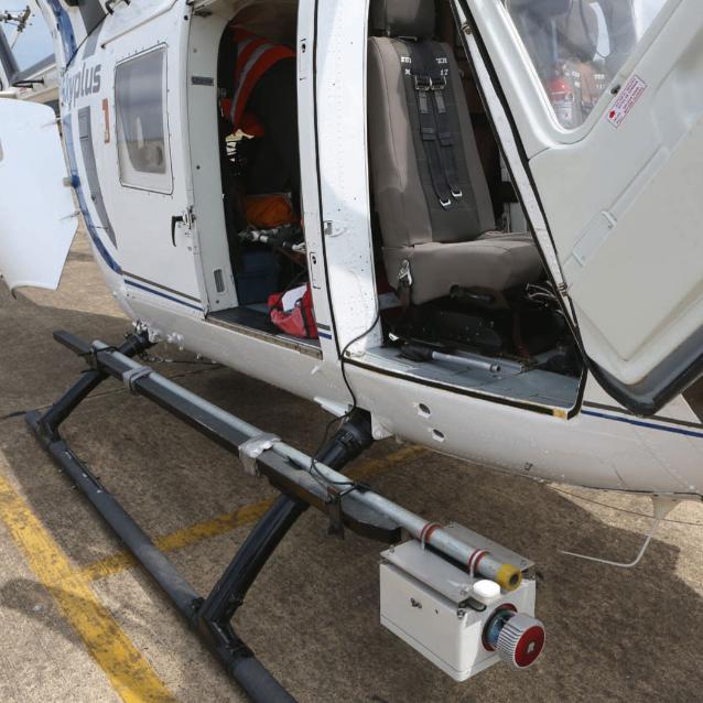 Lidar, czyli skaner laserowy, zamocowany na płozie helikoptera. To on umożliwił badaczom zajrzenie pod powierzchnię gruntu.