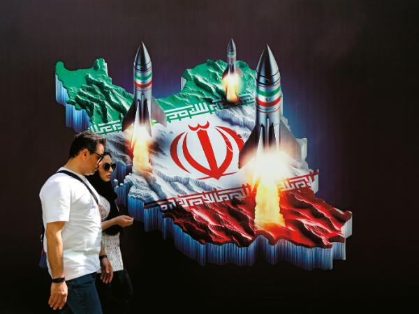 Propagandowy mural przy jednej z ulic Teheranu