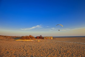 Hiszpańskie plaże są słoneczne nawet jesienią.