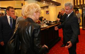 Jakie zmiany w rządzie? – wydaje się pytać publicystka POLITYKI Janina Paradowska. Cezary Grabarczyk dość wymownie rozkłada ręce…