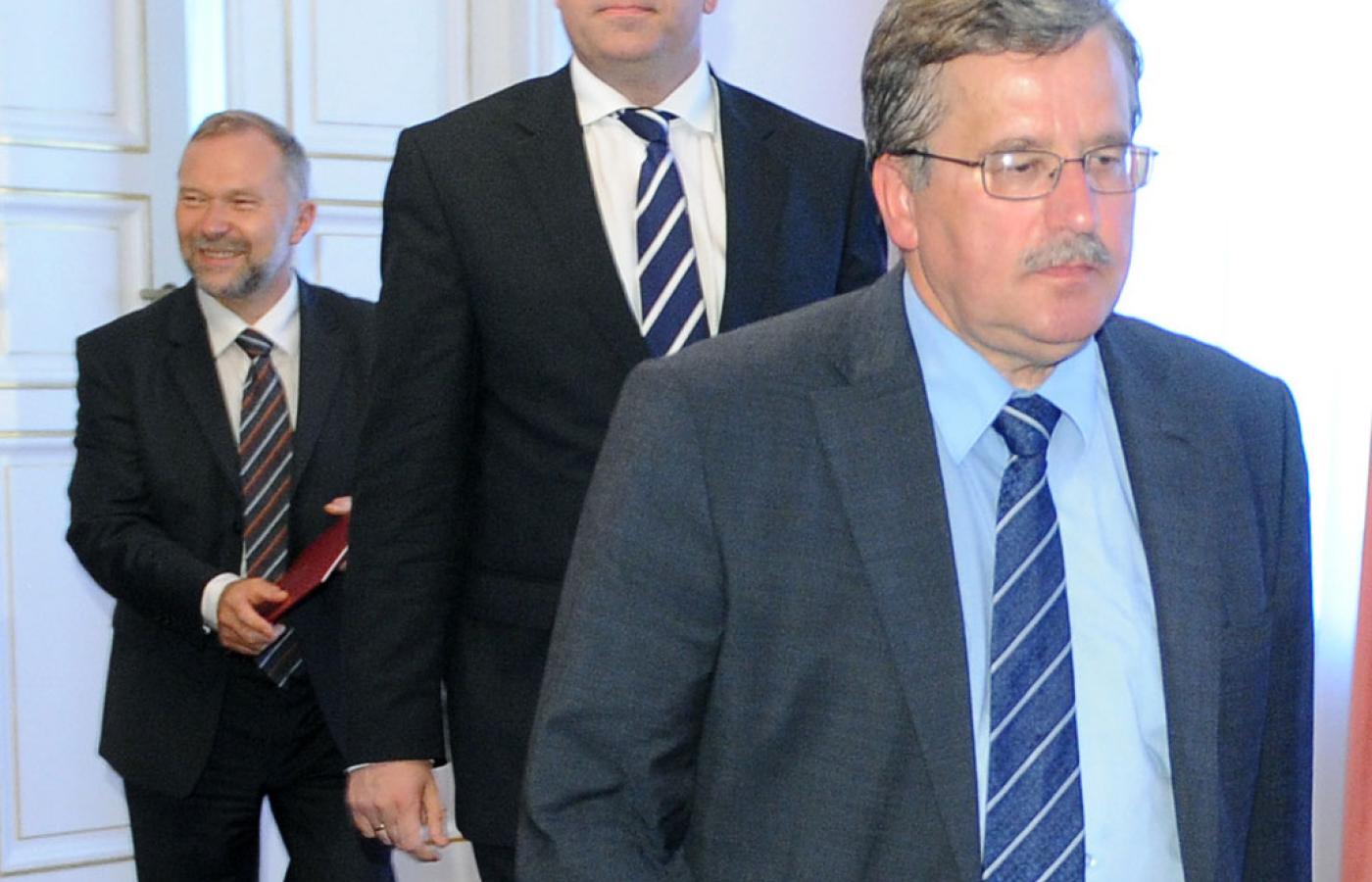 Prezydent i jego ministrowie (od lewej): szef kancelarii Jacek Michałowski i odpowiedzialny za sprawy międzynarodowe Jaromir Sokołowski.