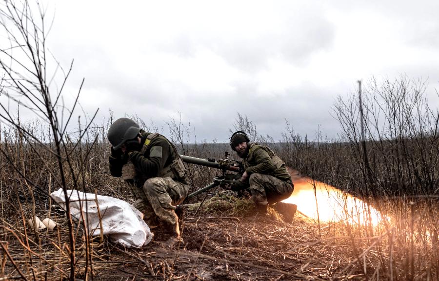 Obwód doniecki. Ukraińscy żołnierze strzelają z działa samobieżnego w kierunku Bachmutu, gdzie nadal toczą się starcia. 4 lutego 2024 r.