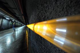 Eksperyment OPERA. Strumień neutrin przesłano z laboratorium CERN pod Genewą, który po przebyciu odległości 730 km dotarł do Gran Sasso Laboratory. Wydaje się, iż neutrina przybyły 60 nanosekund szybciej niż miały przybyć, a więc szybciej niż  światło.