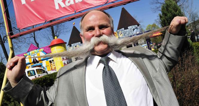 Alfred Zienkiewicz, dumny posiadacz najdłuższych wąsów w Polsce (92 cm).