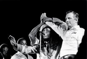Bob Marley i Edward Seaga na koncercie One Love, 1978 r.
