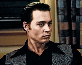 Donnie Brasco (Johnny Depp), jako tajny agent FBI zdobywa zaufanie mafii, zostaje jej członkiem i przez kilka lat zbiera o niej informacje od środka. Film oparto na prawdziwej historii agenta Josepha Pistone, który w latach 70. infiltrował rodzinę Bonanno