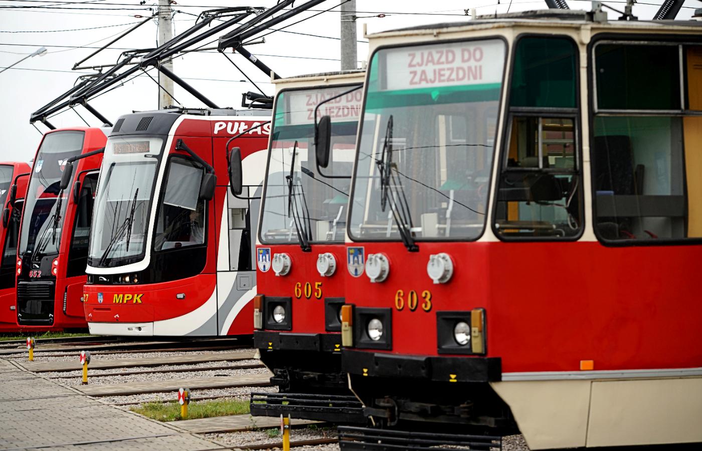 Stare i nowe tramwaje w częstochowskiej zajezdni