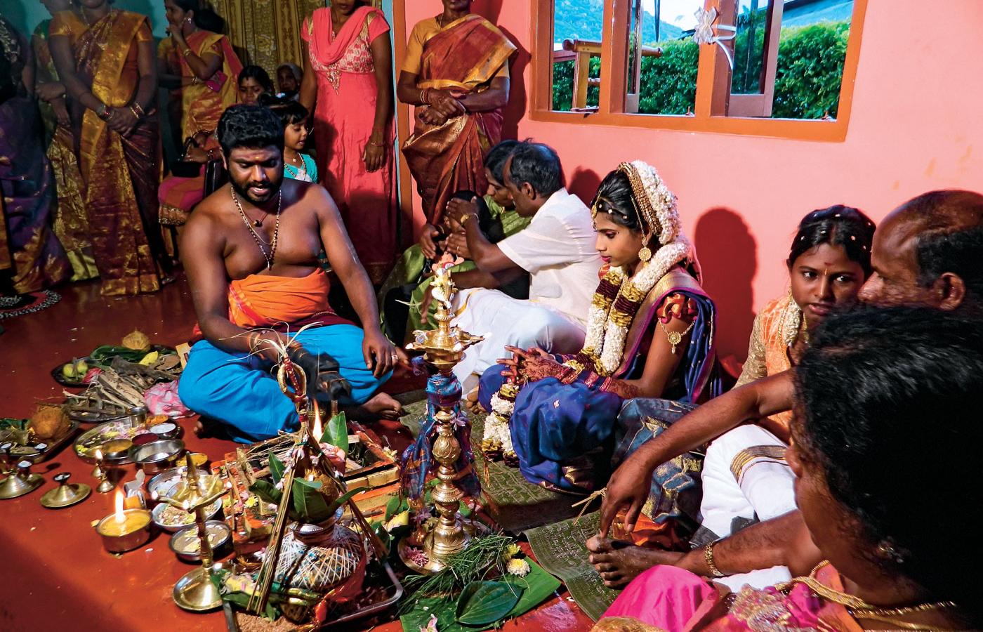 Tradycyjne tamilskie przyjęcie towarzyszące prowadzonej przez kapłana ceremonii przejścia dziewczyny do społeczności dorosłych.