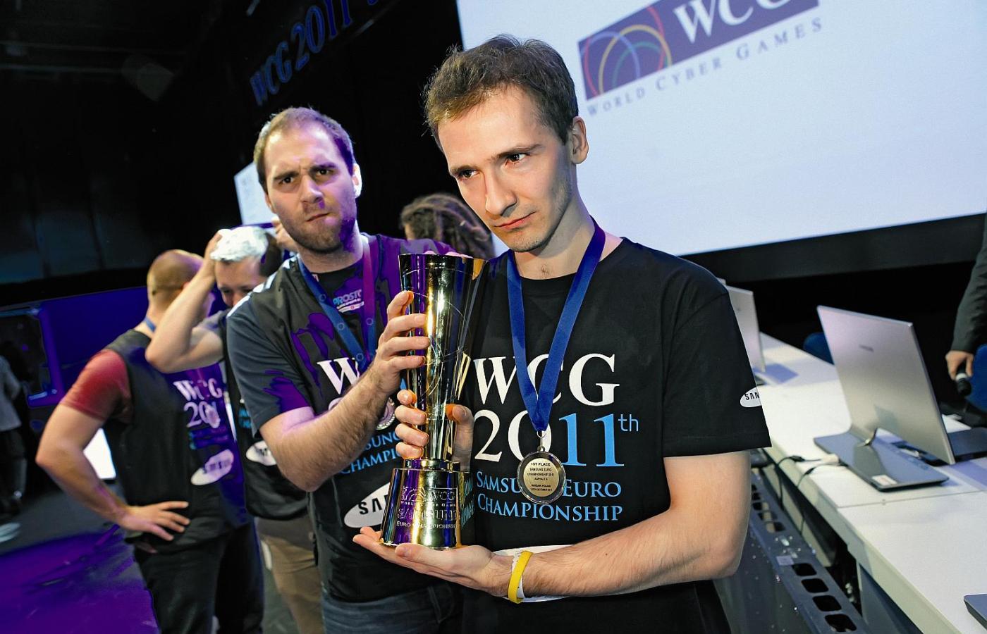 Mistrz World Cyber Games - Kamil Zalewski (po prawej) i złoty medalista w Counter-Strike - Wiktor Wojas z pucharem dla Polski.
