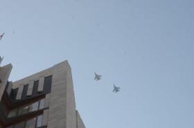 Samoloty ukraińskich sił powietrznych przelatują nad budynkami administracji obwodowej w Doniecku.