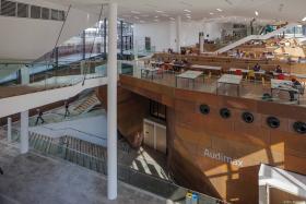 W większości budynków studenci mają możliwość korzystania ze specjalnie zaprojektowanych pomieszczeń do prac zespołowych, które wyposażone są we wszelkie niezbędne pomoce naukowe: projektory, nagłośnienie, sieć wi-fi.