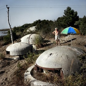 Parawie każdy poddany Envera Hodży miał bronić Albanii z przygotowanego bunkra. Początkowo powstawały na granicach, a w końcu wszędzie.