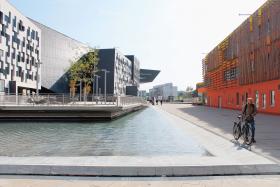 D3/AD: Departments and AdministrationThis building complex consists of two parts, and was designed by Sir Peter Cook and CRABstudio, London. The complex extends from the west entrance to the center of the campus and forms the southernmost element of Campus WU, neighboring the Prater Park. Building AD is the seat of WU’s administration. The bakery located on the ground floor of the AD building offers high-quality baked goods.