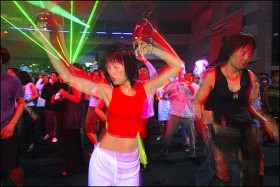 i jeden z wielu klubów. Koszty olbrzymiego tempa wzrostu są duże. Mieszkańcy Korei częściej popełniają samobójstwa niż Japończycy.