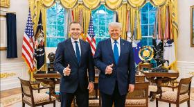 Karol Nawrocki, jeszcze jako kandydat na prezydenta, i Donald Trump w Gabinecie Owalnym w Białym Domu, 2 maja 2025 r.