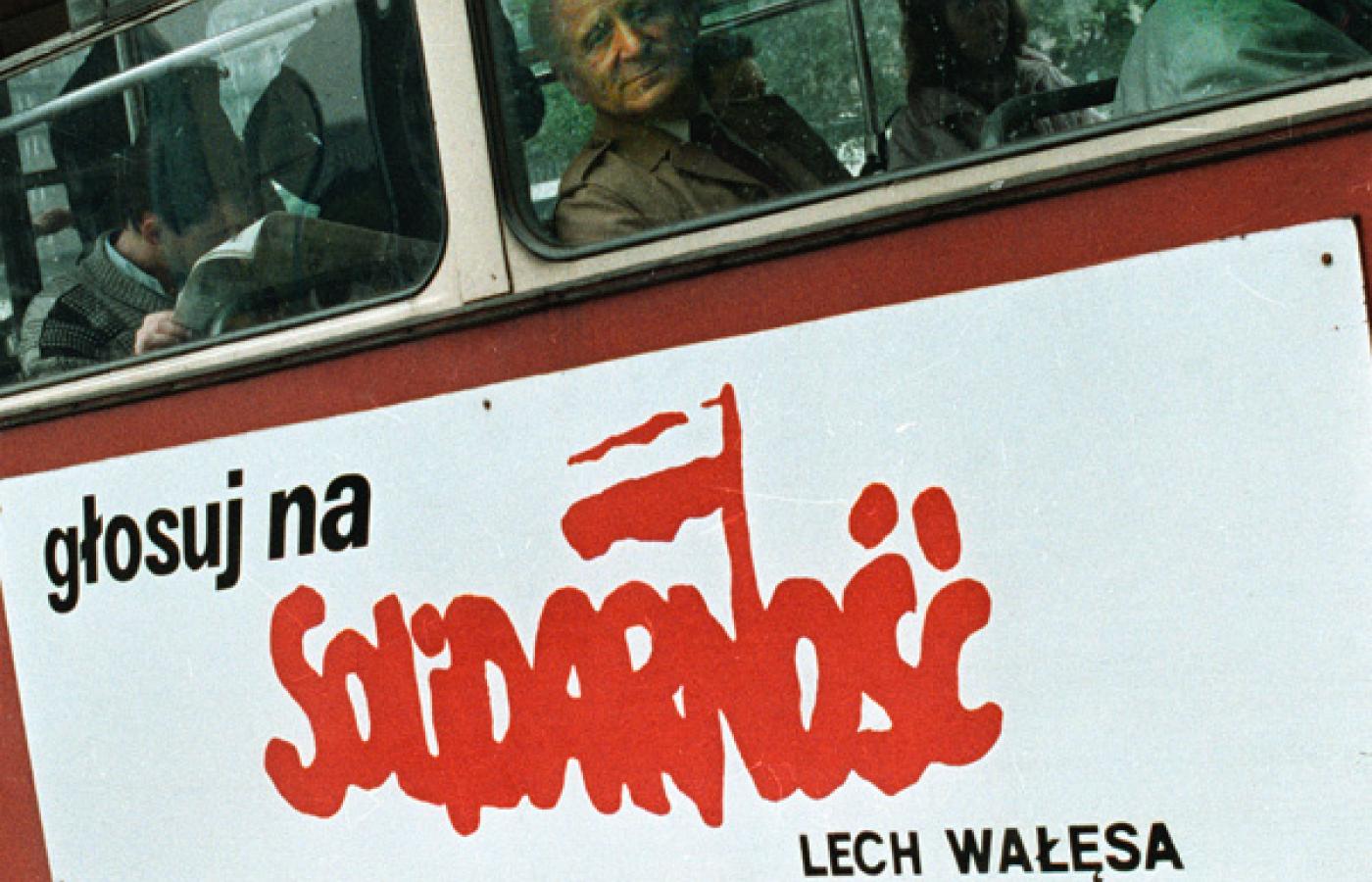 Plakat wyborczy na warszawskim tramwaju. Fot. Wojciech Druszcz/REPORTER