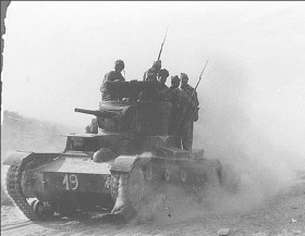 Żołnierze Brygady Międzynarodowej na pancerzu radzieckiego czołgu T-26, 1937 r.