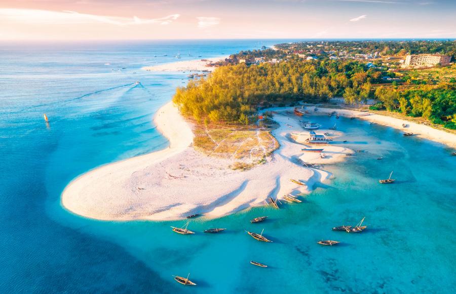 Piaszczysta plaża na Zanzibarze – zdjęcie niczym z prospektu reklamowego. Turystyka plażowa stanowi ważne źródło dochodów tej wyspy na Oceanie Indyjskim.