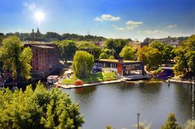 Miasto w ostatnich latach zwraca się ku wodzie, korzystając jak najpełniej z dobrodziejstw Brdy. Na zdjęciu jeden z przykładów: Wyspa Młyńska, czyli sześć hektarów zielonej enklawy otoczonej bulwarami. Wznoszące się tu obiekty kulturalne i zabytkowe zostały zrewitalizowane. Rewitalizowany jest także Młyn Rothera, największa nieruchomość na Wyspie, kompleks spichrzowo-zbożowy z XIX w. Wyspa z jednej strony tchnie więc historią, z drugiej – oferuje aktywny wypoczynek nad wodą. Co ciekawe, całość przypomina falę, która majestatycznie wbija się w ląd. Wyspa Młyńska, którą od Starego Rynku dzieli raptem 150 metrów, w 2012 r. otrzymała od Polskiej Organizacji Turystycznej tytuł najlepszego produktu turystycznego.