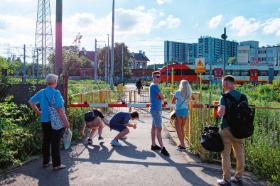 Droga na peron 9, nazywany żartobliwie peronem 9¾, znanym z Harry’ego Pottera.