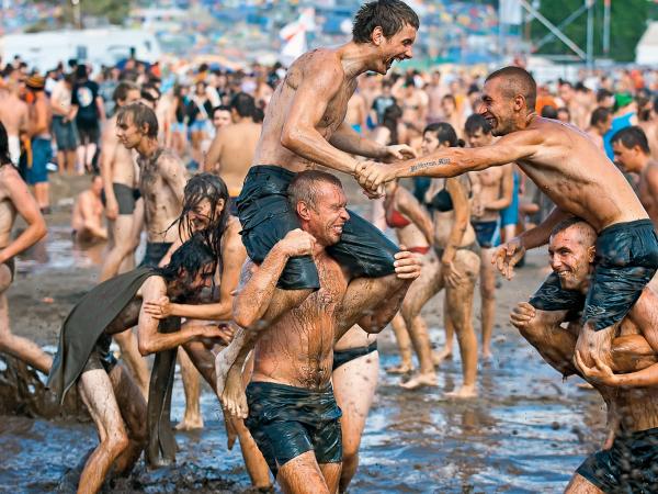 Błotna kąpiel podczas jednej z edycji polskiego Przystanku Woodstock