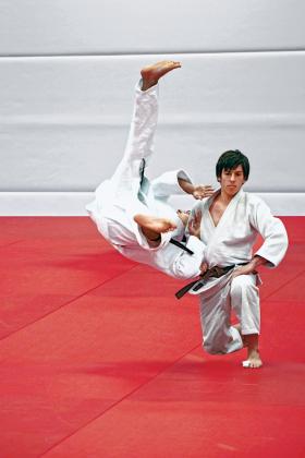 Żeby wygrać z prawicą, trzeba, jak we wschodnich sztukach walki, obrócić jej największą siłę przeciw niej samej.