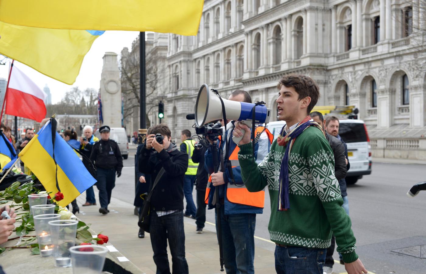 Укр журналист. Журналисты Украины. Украинский журналист. Митинг Украина. Западные кураторы на Майдане 2014.