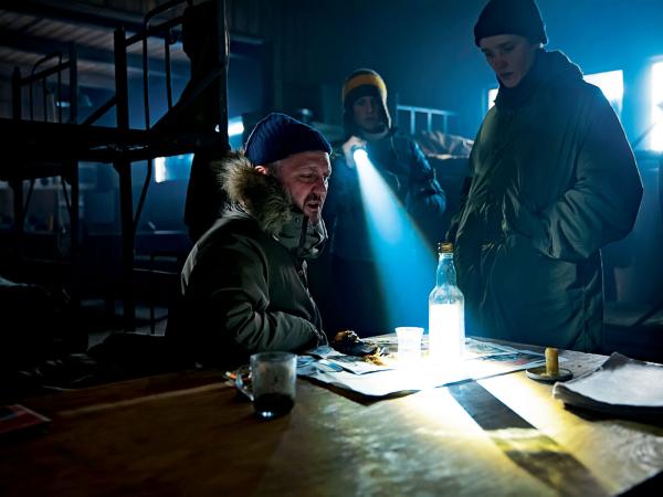 Pogranicznik (Andrzej Chyra) i jego syn (Bartosz Bielenia)