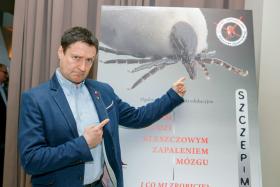 Aktor i prezenter Jacek Kawalec namawia do szczepień przeciw kleszczowemu zapaleniu mózgu.
