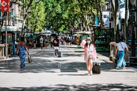 Na zwykle zatłoczonej do granic możliwości słynnej barcelońskiej alei Las Ramblas teraz można spotkać pojedynczych turystów.