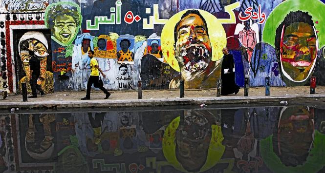 Plac Tahrir, murale ku pamięci ofiar walk z reżimem. Tym Mubaraka i tym rodzącym się dzisiaj.
