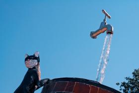 Zawieszony w powietrzu kran oparty wyłącznie na wypływającym z niego strumieniu wody.