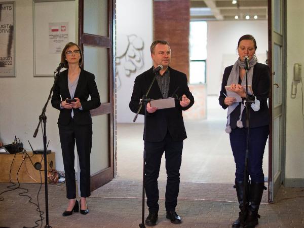 Wernisaż „City Limits” w Centrum Rzeźby Polskiej w Orońsku, Muzeum Rzeźby Współczesnej, na zdjęciu od lewej: Barbara Schabowska – dyrektorka Instytutu Adama Mickiewicza, Maciej Aleksandrowicz – dyrektor Centrum Rzeźby Polskiej w Orońsku, Dominika Gajewska – tłumaczka języka angielskiego