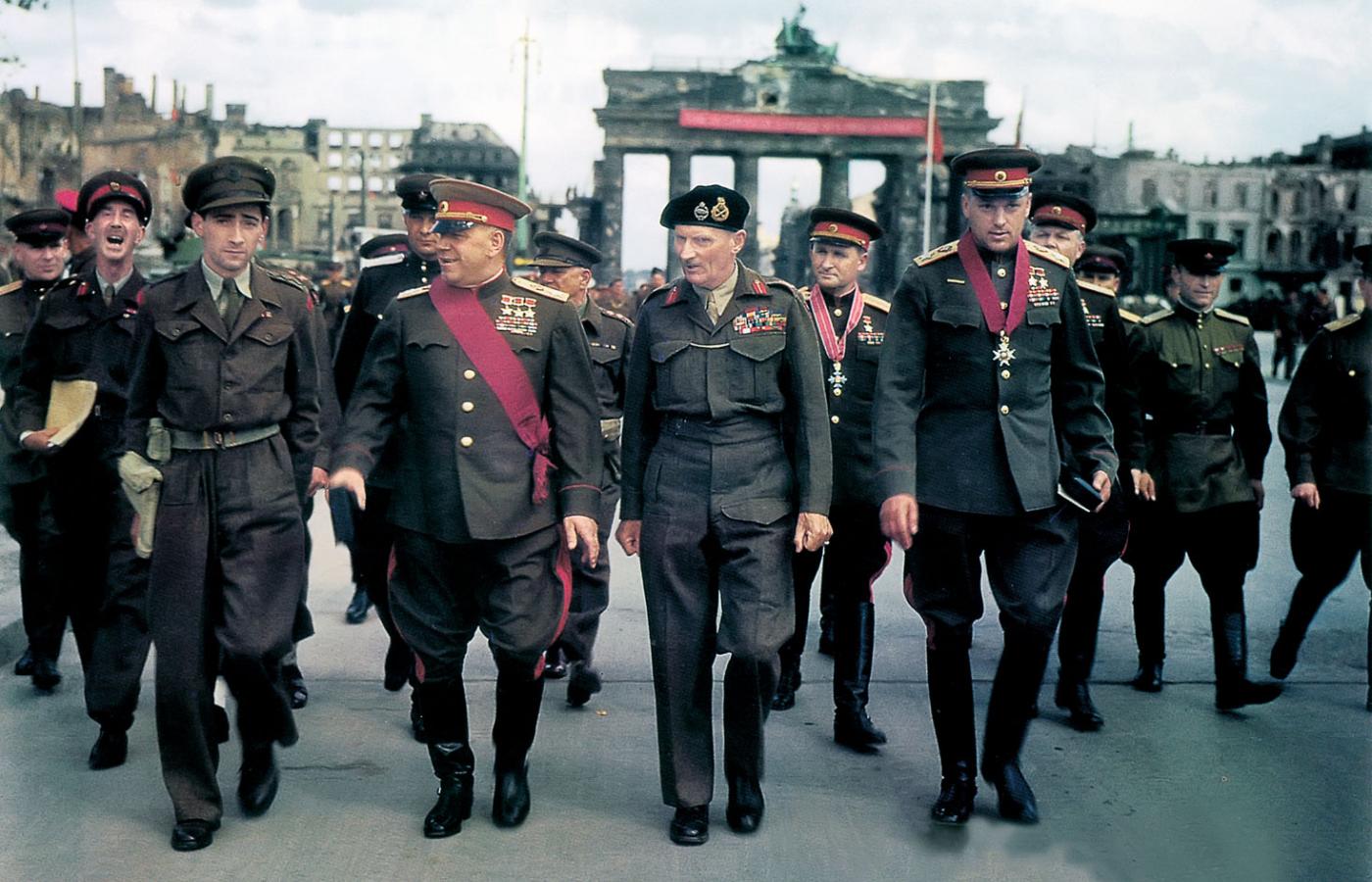 Berlin 1945 r. Zwycięscy marszałkowie przed Bramą Brandenburską. W pierwszym rzędzie od prawej: Konstanty Rokossowski, Bernard Montgomery i Gieorgij Żukow.