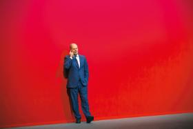 Scholz chce wysokiej płacy minimalnej i sprzeciwia się dalszemu podnoszeniu wieku emerytalnego. Ale to pragmatyk, który dawno zapomniał, że kiedyś był marksistą.