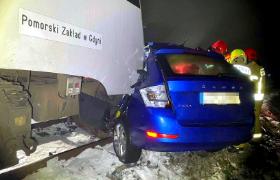 Przejazd w Mezowie. Jola nigdy tamtędy nie jeździła. Jeździła z pracy główną drogą do Kartuz, w przeciwnym kierunku.