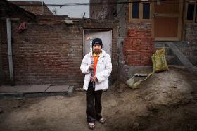 Mohd Sikandar Ansari, 13 lat, ma starszego brata.  Uczeń szkoły sportowej, gdzie gra w hokeja na trawie (narodowa dyscyplina sportowa w Indiach). KIJ dostał od trenera. Marzy żeby zostać bramkarzem indyjskiej reprezentacji hokeja na trawie. New Delhi