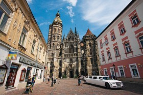 Koszyce, romscy weselnicy przed gotycką katedrą.