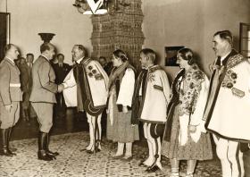 Obchody rocznicy urodzin Adolfa Hitlera, 1940 r. Gubernator Hans Frank przyjmuje na Wawelu delegację górali (trzeci od lewej Wacław Krzeptowski).