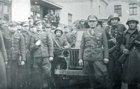 Żołnierze przed akcją - prawdopodobnie związaną z likwidacją podziemia zbrojnego. Fotografia z tablicy ściennej w budynku Urzędu Bezpieczeństwa w Radomsku. 1946 r.