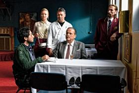 5. Po tamtej stronie, reż. Aki Kaurismäki, prod. Finlandia, Niemcy. Pozornie lekka komedia o europejskiej odysei syryjskiego mechanika, którego rodzina zginęła w Aleppo. Piękny, przypominający chaplinowskie miniatury film o oswajaniu strachu przed obcymi.